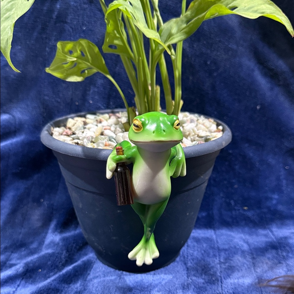Green Frog Planter Hanger - Decorative Reptile-Themed Plant Accessory